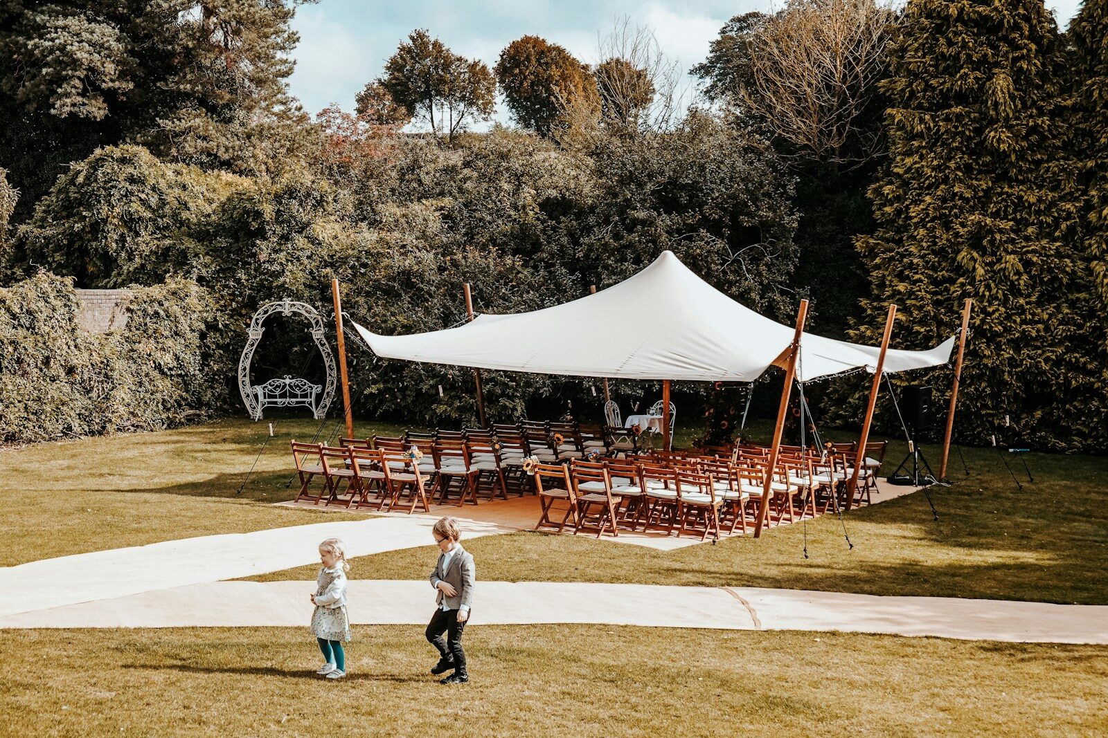 Een unieke sfeer in de buitenlucht: een stretchtent huren voor feest of evenement